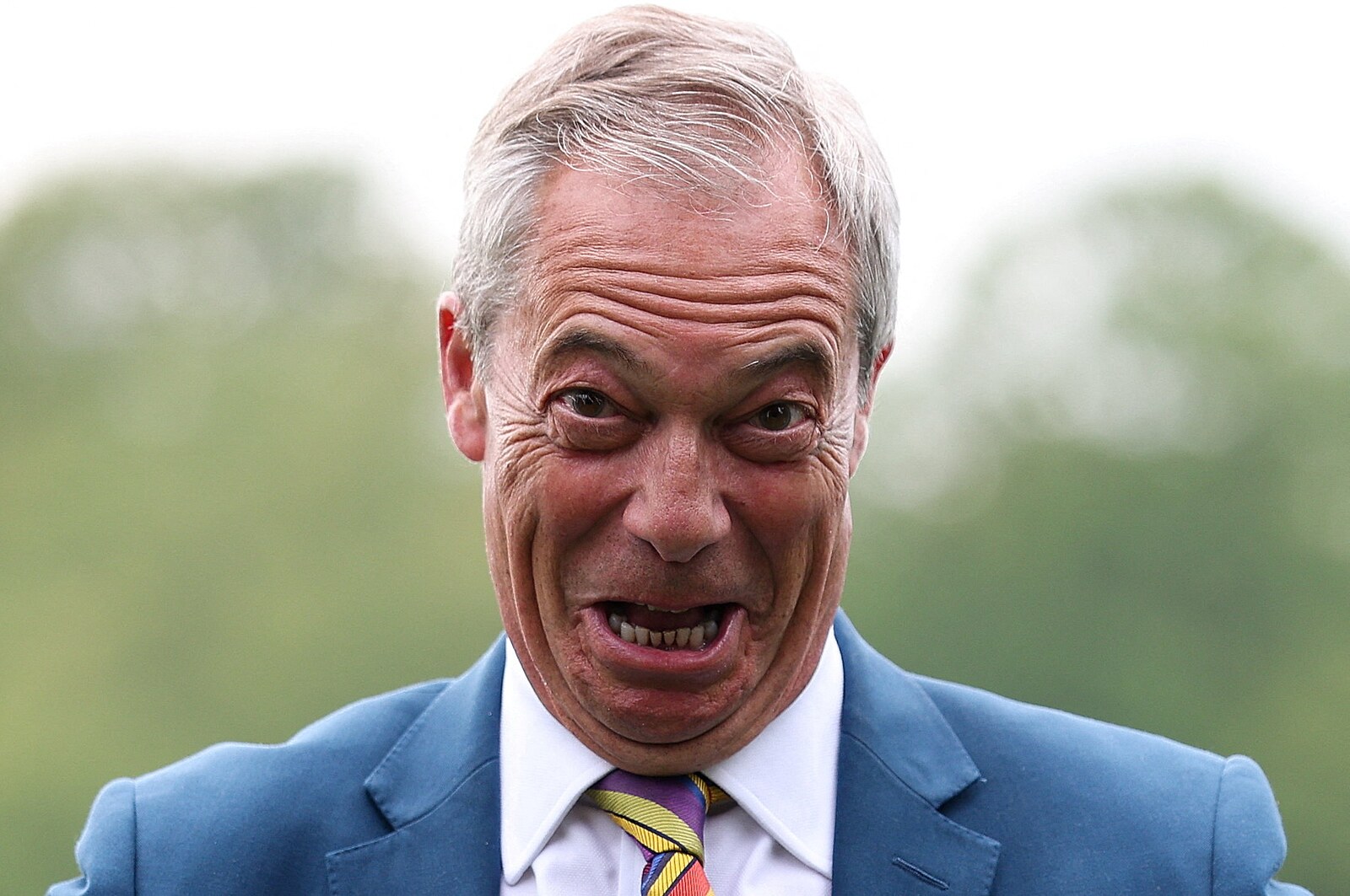 Lídr britské populistické strany Reform UK Nigel Farage vyhrál doplňovací volby v Clactonu.