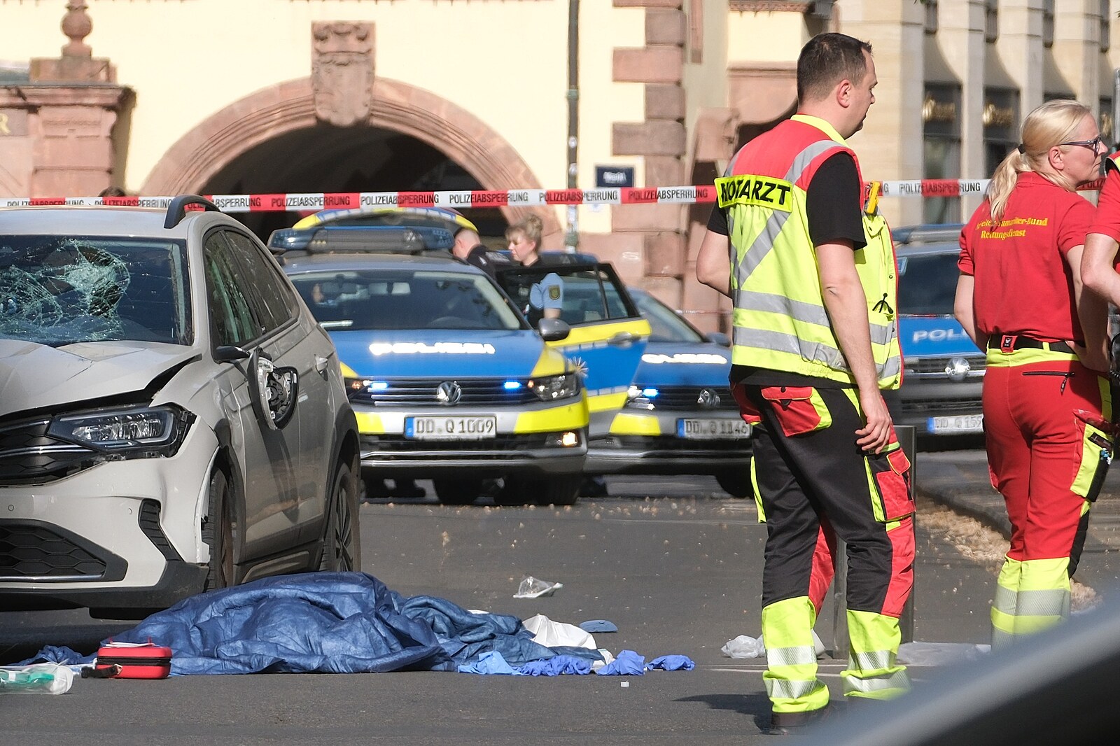 Oběťmi zběsilého řidiče z lipské pěší zóny jsou 66letá žena a 77letý muž, oba Němci