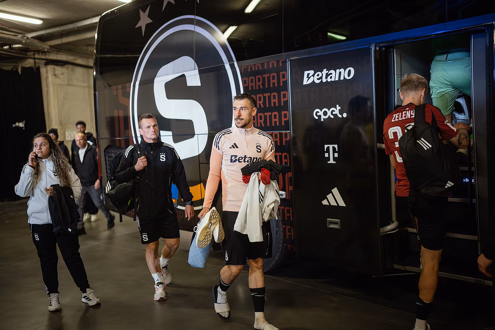 Spar�an�t� fotbalist� opou�t� Eden pot�, co fanou�ci Slavie vtrhli na h�i�t�.