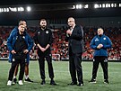 Jaroslav Tvrdík, p�edseda p�edstavenstva SK Slavia Praha, promlouvá k fanou�k�m.