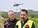 (zleva) �éf hasi�� Vladimír Vl�ek a ministr �ivotního prost�edí Igor �ervený...