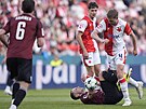 Spar�anský úto�ník Jan Kuchta je faulován Davidem Zimou ze Slavie.