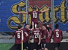 Fotbalisté Sparty slaví spolu s fanou�ky gól Jana Kuchty v derby proti Slavii.