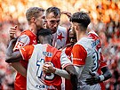Fotbalisté Slavie se radují z gólu Oscara v derby proti Spart�.