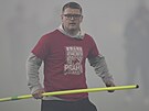 Slávisti�tí fanou�ci p�ed koncem zápasu vnikli na h�i�t�.