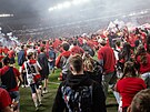 Slávisti�tí fanou�ci vtrhli na h�i�t� p�ed ukon�ením zápasu proti Spart�.