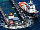 Remorkér táhne speciální �lun s velrybou nazývanou Timmy v pr�livu Skagerrak do...