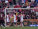 Jan Kuchta (Sparta) po centru z rohového kopu dává hlavou úvodní gól utkání...