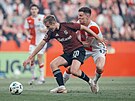 Zleva Sivert Mannsverk (Sparta) v souboji s Luká�em Provodem ze Slavie.