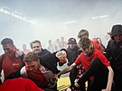 Fanou�ci Slavie vtrhli na h�i�t� p�ed koncem zápasu.