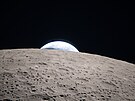 Snímky po�ízené b�hem mise Artemis II, p�i ní� lo� Orion s posádkou oblet�la...