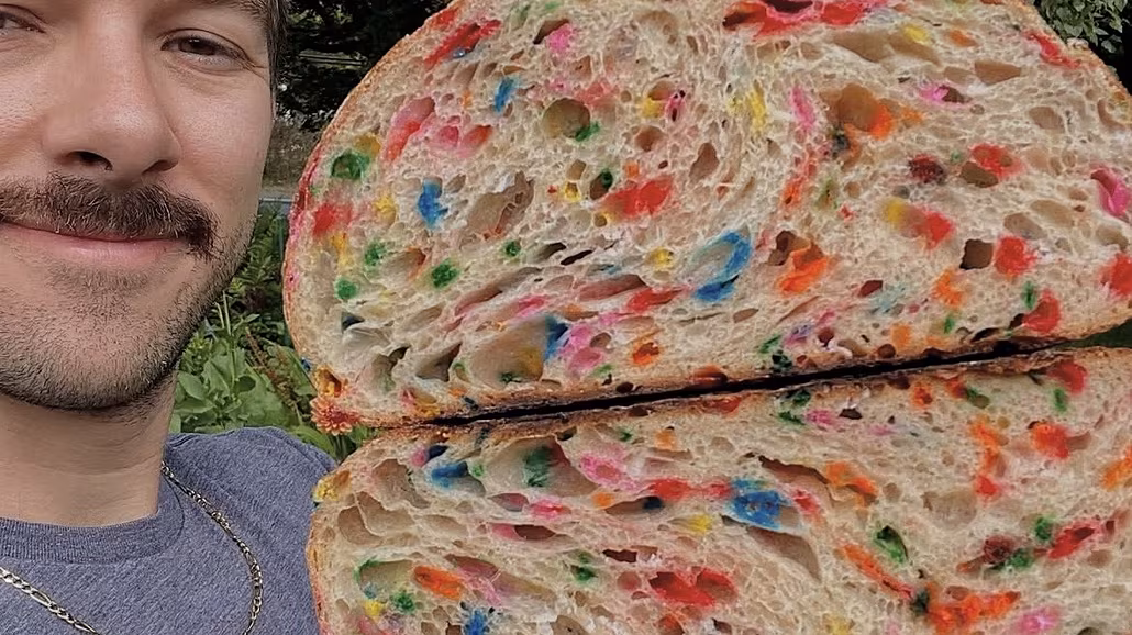 Kváskový chleba, který si spletl pekárnu s oslavou narozenin.