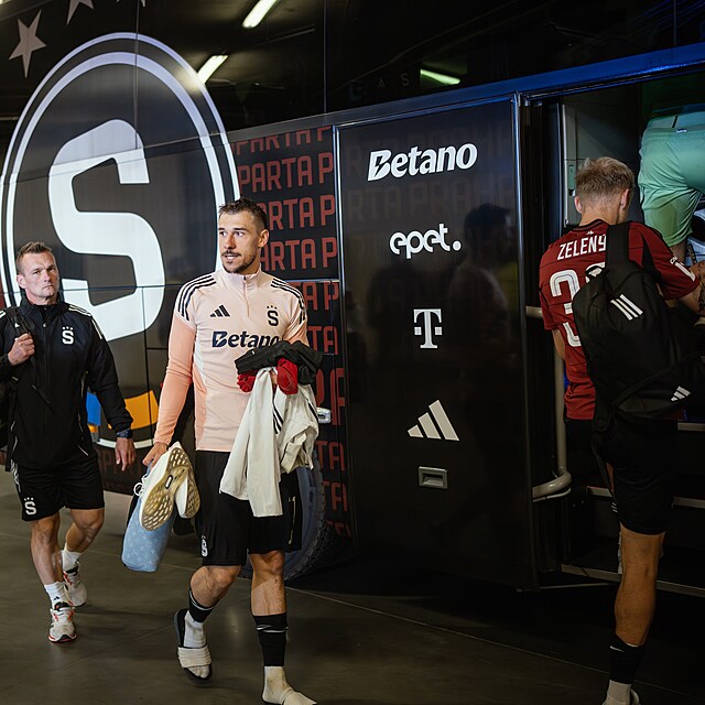 Spar�an�t� fotbalist� opou�t� Eden pot�, co fanou�ci Slavie vtrhli na h�i�t�.