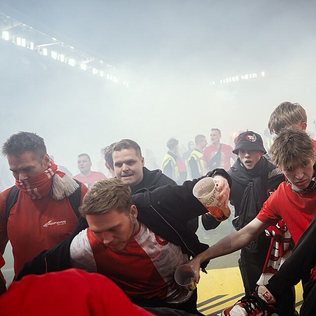 Fanou�ci Slavie vtrhli na h�i�t� p�ed koncem z�pasu.