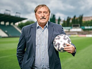 P�ivítal m� v tiskovém st�edisku fotbalových Bohemians Praha, jejich� je...