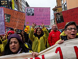 Lidé pochodují istanbulskou �tvrtí Kadikoy a slaví Svátek práce. (1. kv�tna...