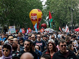 Demonstranti pochodují b�hem prvomájového pr�vodu v Lyonu. (1. kv�tna 2026)