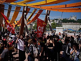 Demonstranti pochodují b�hem prvomájového pr�vodu v Lyonu. (1. kv�tna 2026)