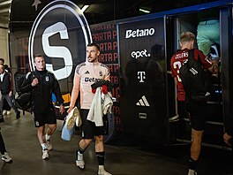 Spar�an�tí fotbalisté opou�tí Eden poté, co fanou�ci Slavie vtrhli na h�i�t�.