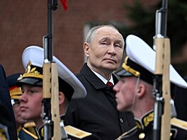 Ruský prezident Vladimir Putin se ú�astní pietního aktu kladení kv�tin k Hrobu...
