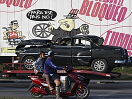Sebrali Kub� kola. Billboard kritizuje americkou blokádu.