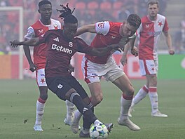 Spar�anský zálo�ník Santiago Eneme s mí�em p�ed Luká�em Provodem ze Slavie