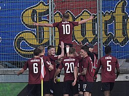 Fotbalisté Sparty slaví spolu s fanou�ky gól Jana Kuchty v derby proti Slavii.