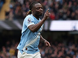 Jeremy Doku z Manchesteru City se raduje ze svého gólu.