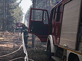 Hasi�i u �ernobylské elektrárny bojují s rozsáhlým lesním po�árem. (8. kv�tna...