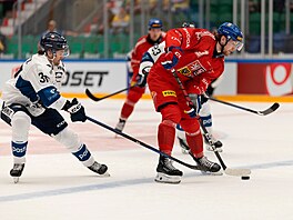 Micha� Kova��ík ují�dí s pukem p�ed finským úto�níkem Eemilem Erholtzem.