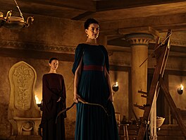 Mia Gothová a Anne Hathawayová ve filmu Odyssea (2026)