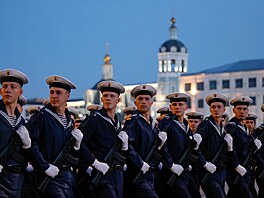 Ru�tí námo�níci cvi�í na vojenskou p�ehlídku, ta leto�ní se obejde bez ú�asti...