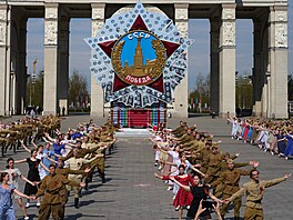 P�i tancích jsou mladí lidé oble�eni do dobových �at� a vojenských uniforem....