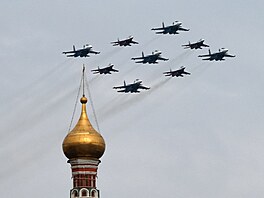 Fotografie zachycuje ruské stíha�ky MiG-29 a Su-30SM z akrobatických tým�...