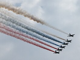 Skupina proudových letadel Su-25 vypou�t�jící kou� v barvách ruské státní...
