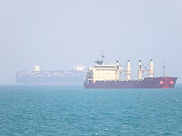 Lod�, které �ekají, a� se Hormuz zpr�chodní. (5. kv�tna 2026)