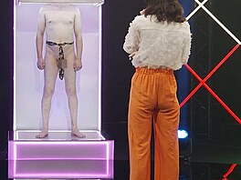 Kamila hodnotí, jak si pánové dokázali uvázat kravatu.