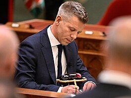 �éf st�edopravicové strany Tisza Peter Magyar skládá p�ísahu jako ma�arský...