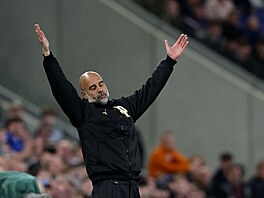Kou� Manchesteru City Pep Guardiola b�hem utkání na Evertonu.