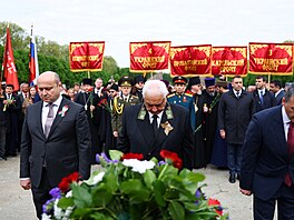 �lenové duchovenstva vzdávají hold p�i náv�t�v� sov�tského vále�ného památníku...