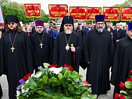 �lenové duchovenstva vzdávají hold p�i náv�t�v� sov�tského vále�ného památníku...
