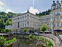 Láze�ské domy, kolonády a v�ídlo v Karlových Varech na za�átku sezony 2026. Na...