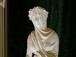 Socha Zahalená vestálka z roku 1847 od autora Raffaele Montiho