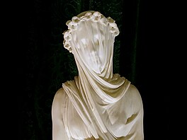 Socha Zahalená vestálka z roku 1847 od autora Raffaele Montiho