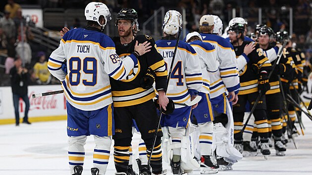 David Pastr��k z Bostonu a  Alex Tuch z Buffala po utk�n�.