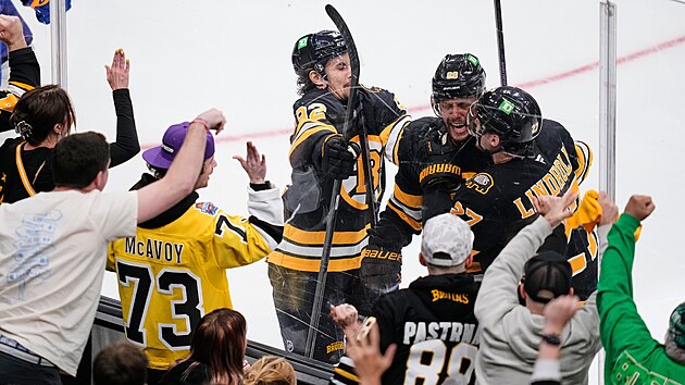 Hokejist� a fanou�ci Bostonu oslavuj� g�l Davida Pastr��ka.