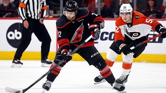 U puku Logan Stankoven z Caroliny, st�h� jej  Denver Barkey z Philadelphie.