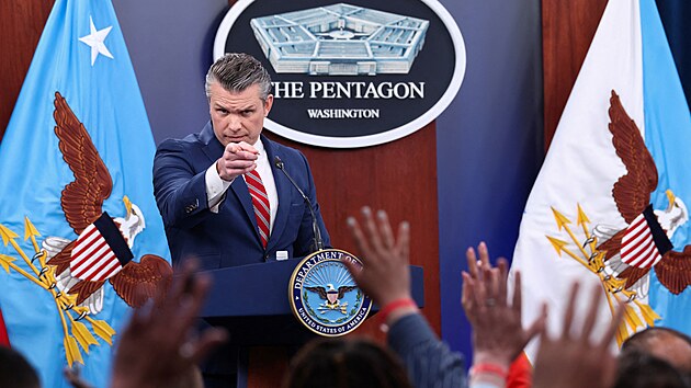 Americk� ministr obrany Pete Hegseth vede v Pentagonu tiskov� br�fink o v�lce s �r�nem, kter�ho se ��astn� i p�edseda sboru n��eln�k� �t�b� gener�l Dan Caine. (5. kv�tna 2026)