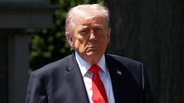 Americký prezident Donald Trump opou�tí Bílý d�m ve Washingtonu, aby se vydal...
