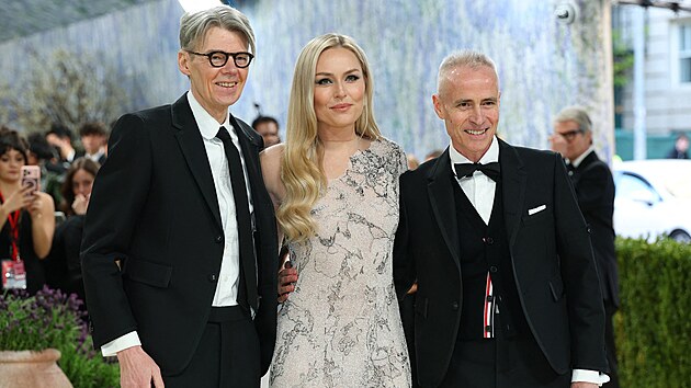 Kur�tor muzea Andrew Bolton a n�vrh�� Thom Browne pomohli na Met Gala Lindsey Vonnov� p�i ch�zi do schod�.